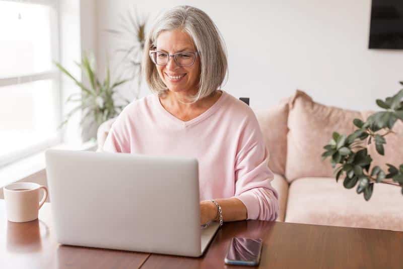 Woman-computer-home-virtual-orthodontic-consultation Virtual orthodontic consultation