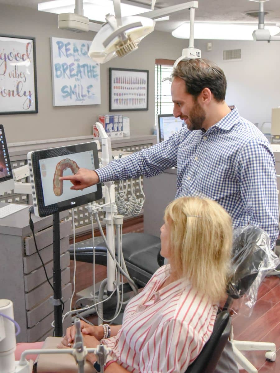 Smile-experience-orthodontics-itero-digital-scanner Smile experience orthodontics dr rosenberg showing patient itero digital scan